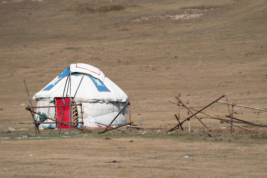 草原上的白色蒙古包