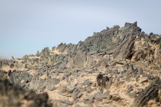 戈壁滩上的风化页岩分层岩石