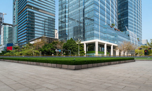 广场砖地面和现代办公楼