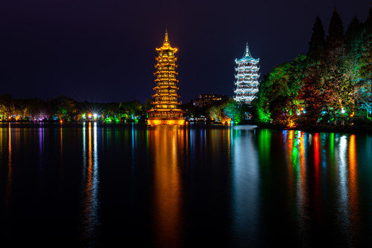 广西桂林两江四湖景区日月双塔