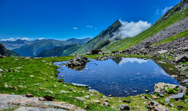 崇山峻岭