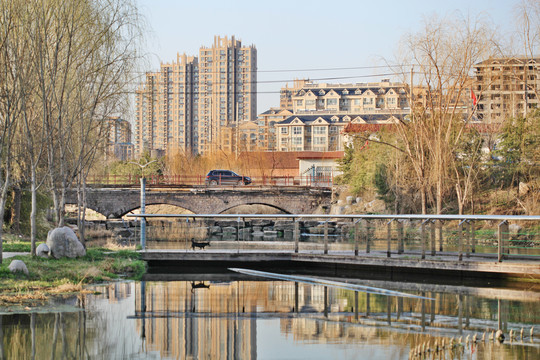 依河而建的高楼大厦