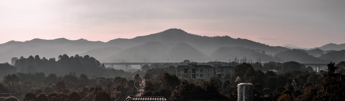 吐霞村后乐坪清晨全景