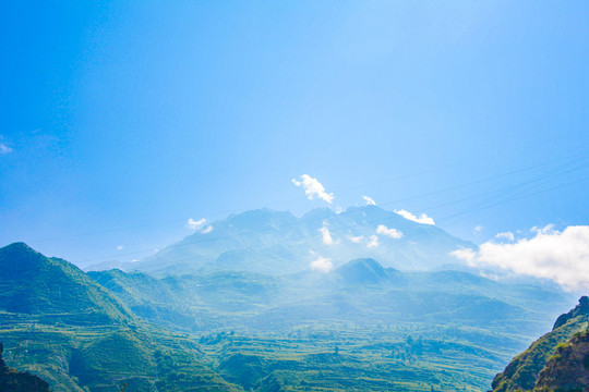 蓝天白云高山壁纸