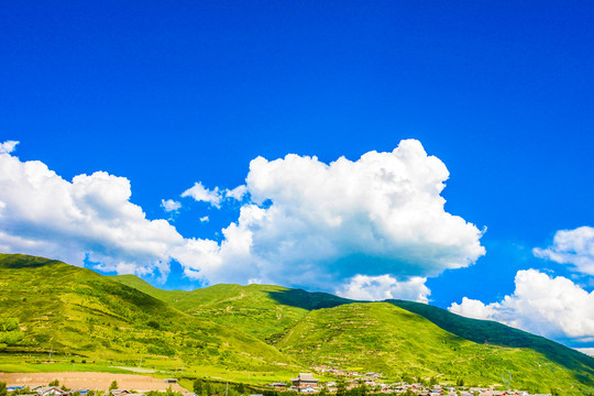 蓝天白云高山壁纸