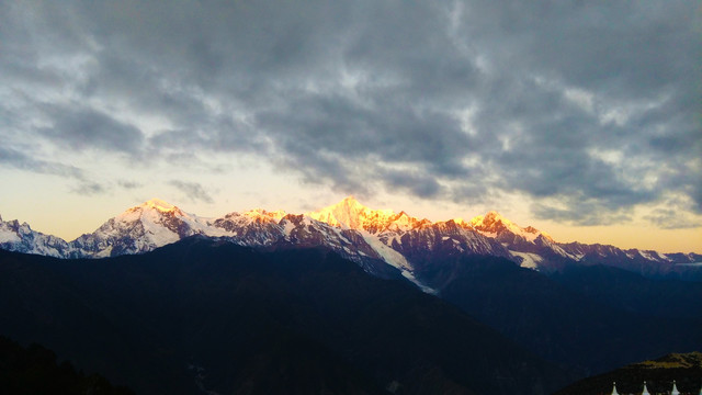 香格里拉日照金山