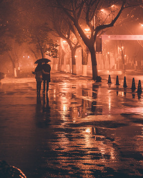 雨中的情侣