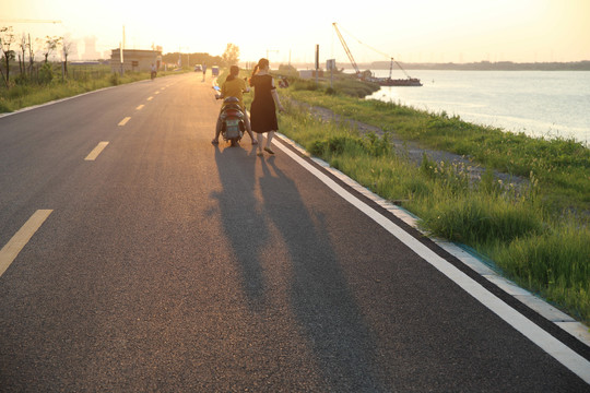 淮河边夕阳美女