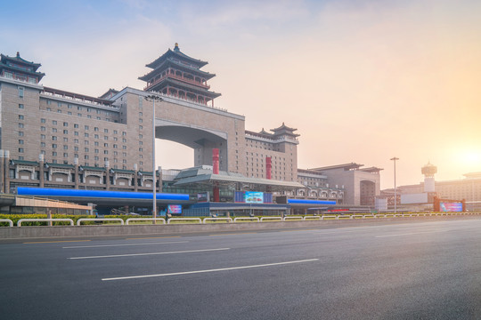北京火车站西站和宽阔的柏油马路