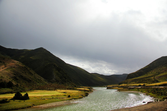 G318国道川藏线芒康风光