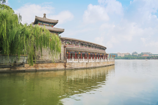 北京北海公园旅游风光和碧照楼