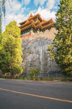 北京故宫的城墙角楼和柏油马路