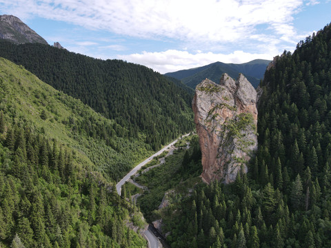 甘肃卓尼大峪沟森林中的三角山峰