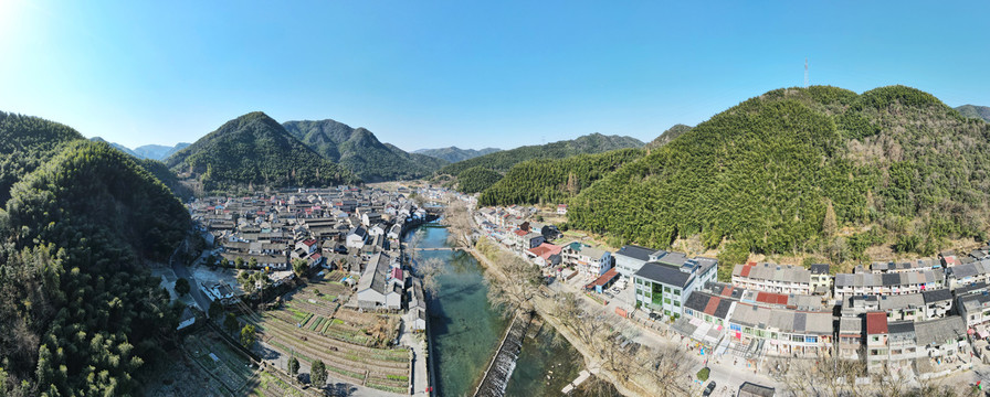 穿过古村的河流