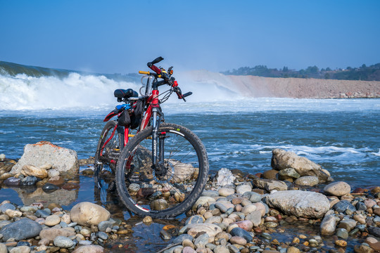 河流瀑布单车