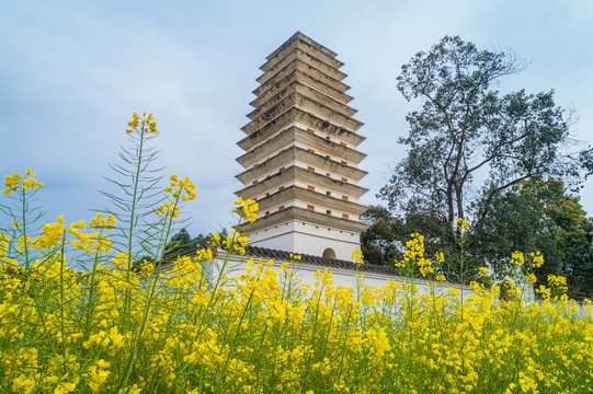 彭州正觉寺白塔春色