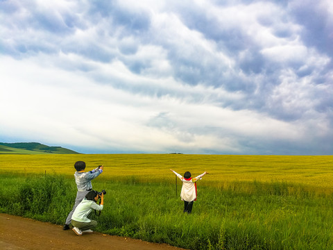 秋季田野旅游拍照的女人们