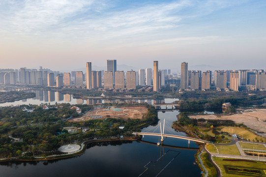 航拍清晨的厦门杏林湾城市天际线