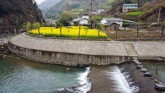 小桥流水碧波