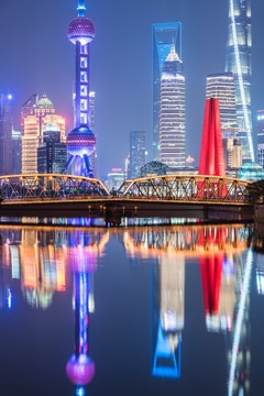 上海苏州河外白渡桥沿岸建筑夜景