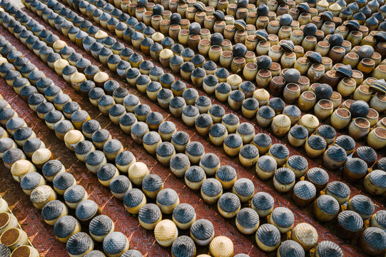航拍传统中国酱油厂露天发酵场