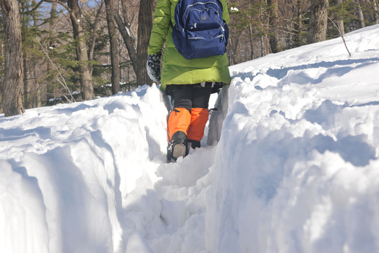 雪季爬山户外