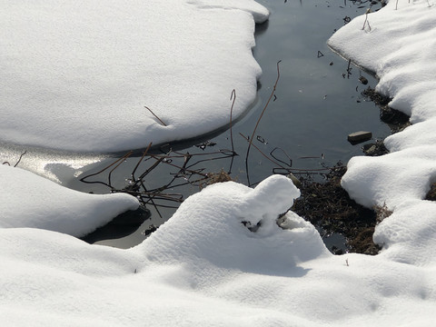 雪地溪流