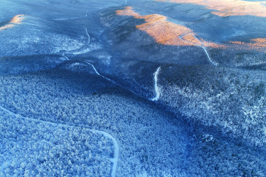 航拍大兴安岭林海雪原山路