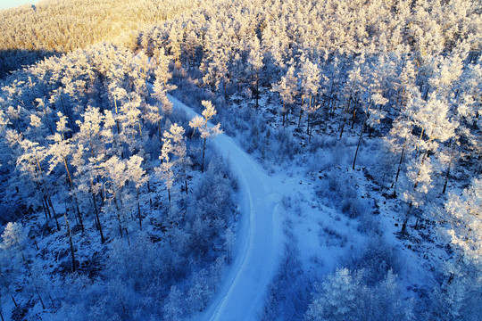 大兴安岭林海雪原山路