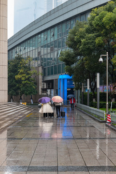 雨天乘坐地铁的人