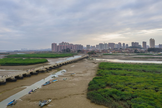 泉州洛阳桥和城市天际线黄昏航拍