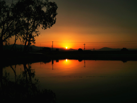 水面夕阳倒影山河