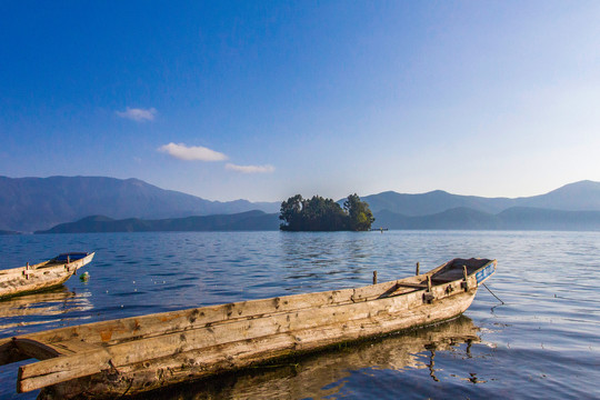 泸沽湖槽船