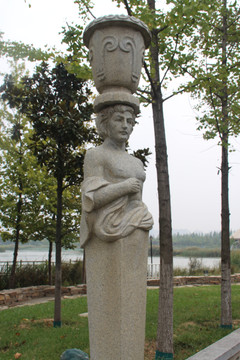 中国西安世博园雕塑露乳顶盆少女