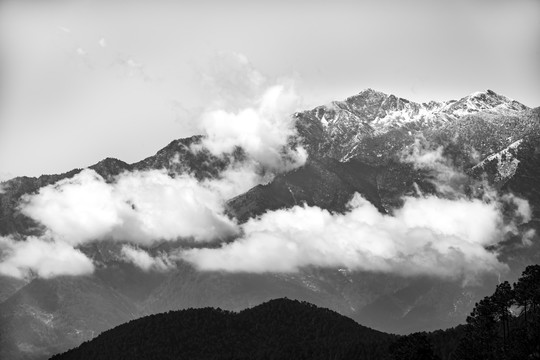 下雪后的山