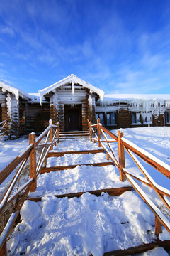 冬季雪原雪村农家木屋风景