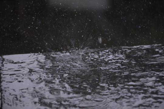 落地雨滴的一瞬间