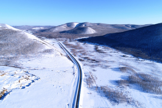 呼伦贝尔林区山林雪原公路