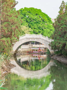 东涌水乡风情街的安康桥