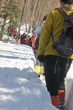 大雪户外登山的人