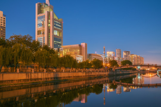 北京建外CBD建筑和通惠河夜景