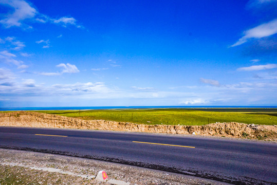 草原湖泊公路