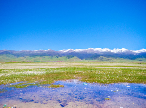 青海草原远山倒影