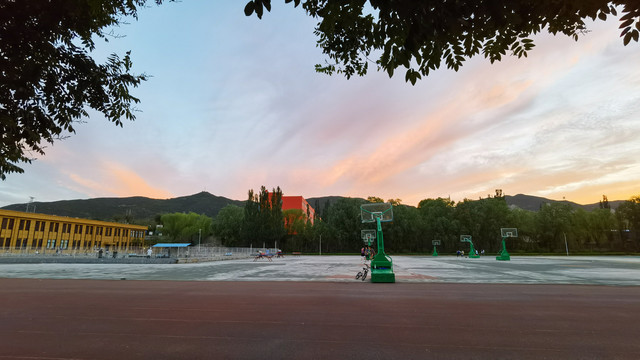 篮球场跑道太原柴村大操场