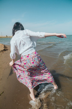 怀孕女人的海边之旅