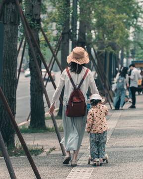 母女的户外亲子时光