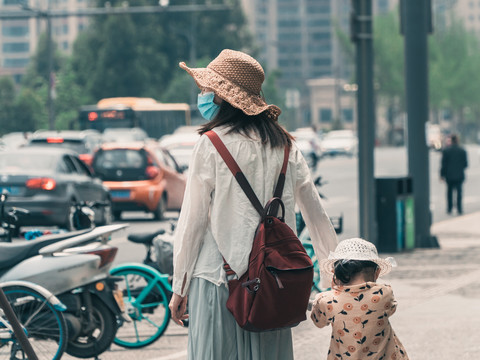 母亲带女儿户外游玩