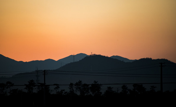 山间日落