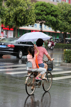雨中骑行的母女