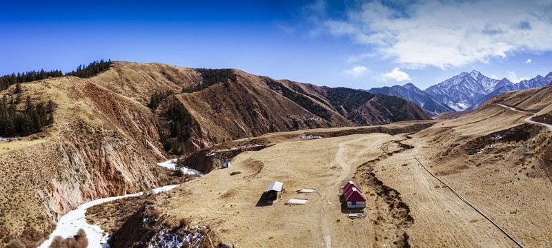 高原峡谷山村冬天